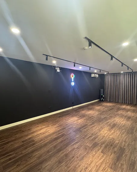 BLACK ROOM